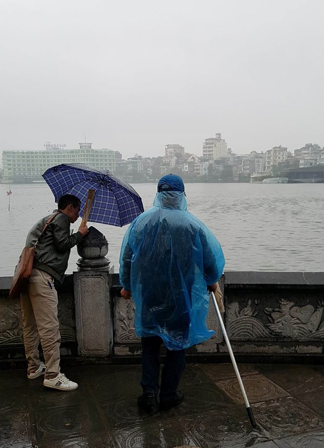 Rùa, cá vừa phóng sinh bị vợt ngay trước mắt tại chùa Trấn Quốc